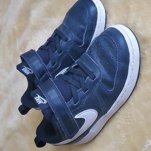 Boy's Nike Court Borough Low 2 size 9c